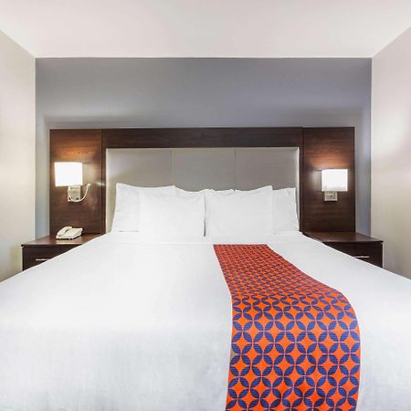 La Quinta By Wyndham Rockford Hotel Exterior photo